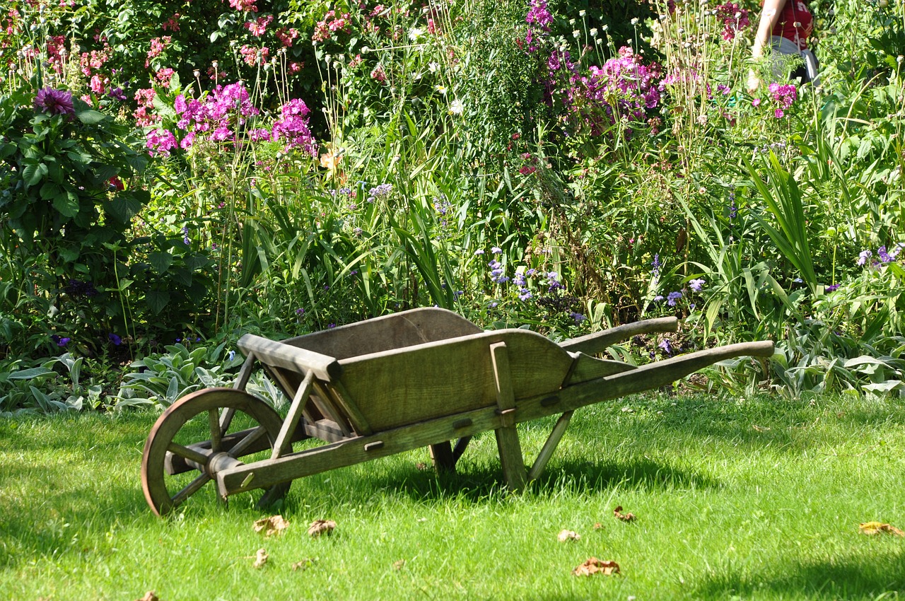Comment créer une décoration de jardin avec une brouette?