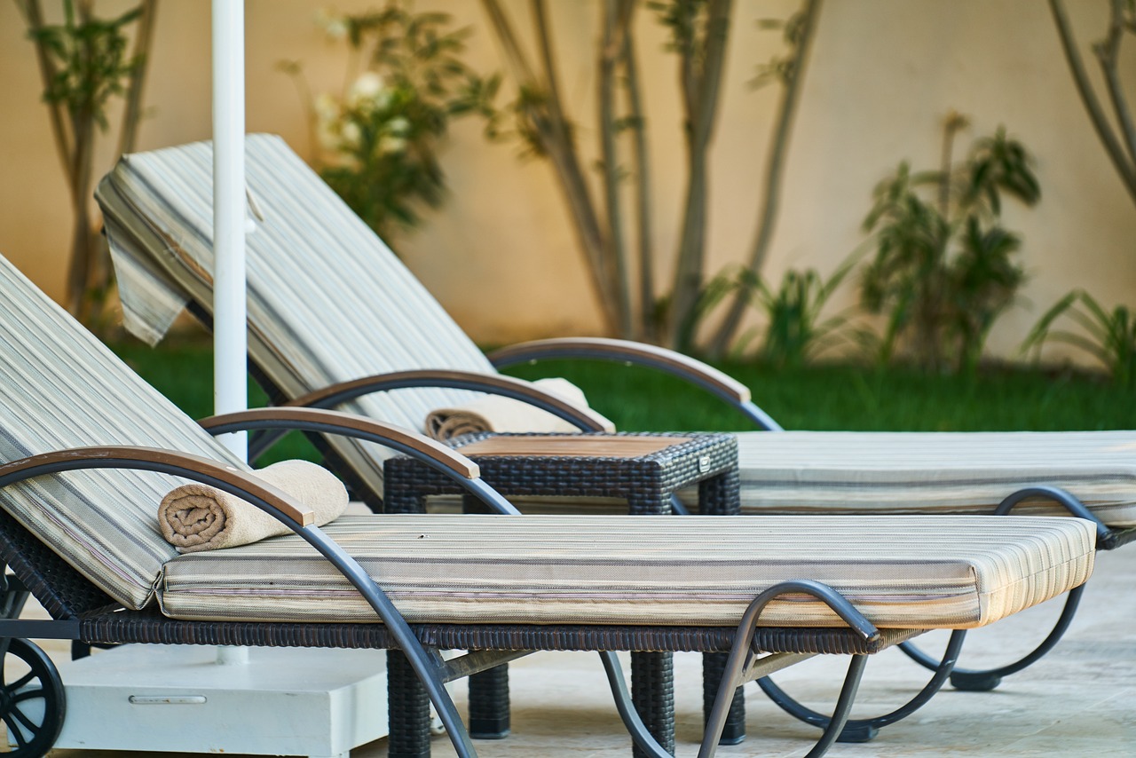 Comment choisir le bain de soleil parfait pour votre jardin ?
