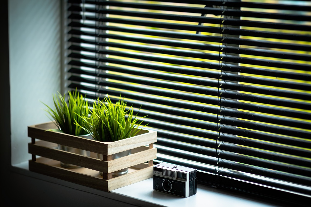 Bien choisir son store d’intérieur pour optimiser l’éclairage de son bureau
