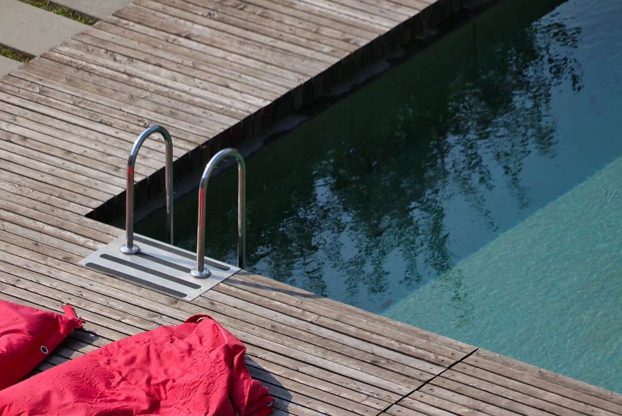 Plongez dans le charme naturel : tout savoir sur les piscines bois de jardin