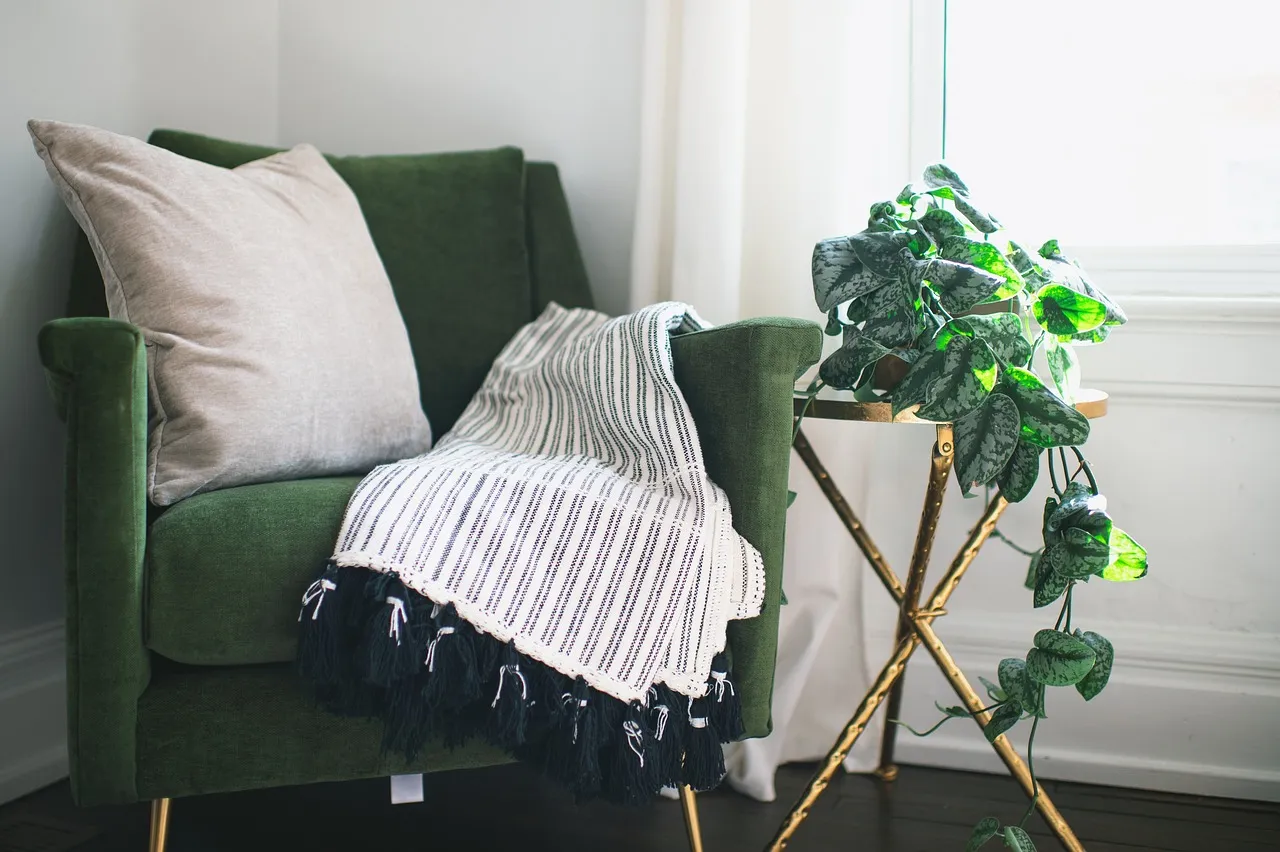 Adoptez le lierre artificiel grâce à des astuces déco pour un intérieur chic et naturel