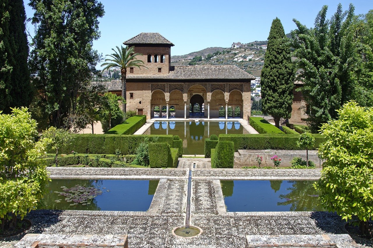 L’art de maintenir un extérieur impeccable : quand la plomberie et l’aménagement paysager se rencontrent