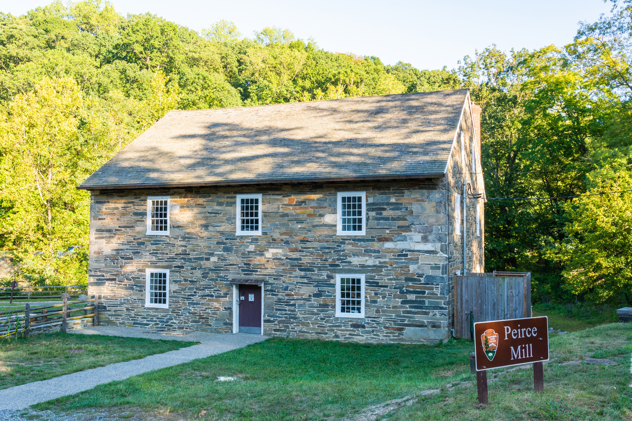 Comment entretenir un parement de façade en pierre meulière ?