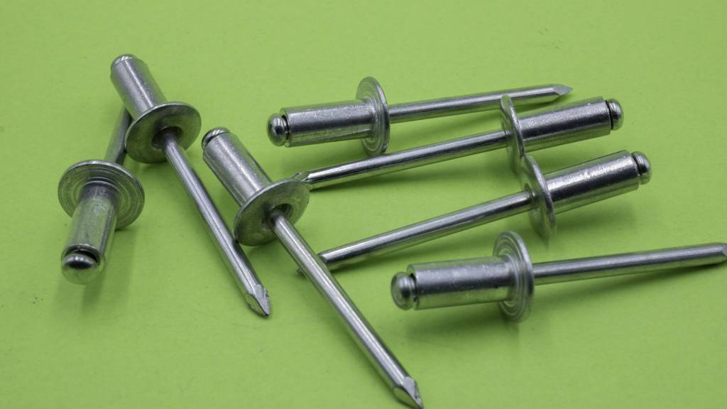 différentes têtes pour rivets éclatés