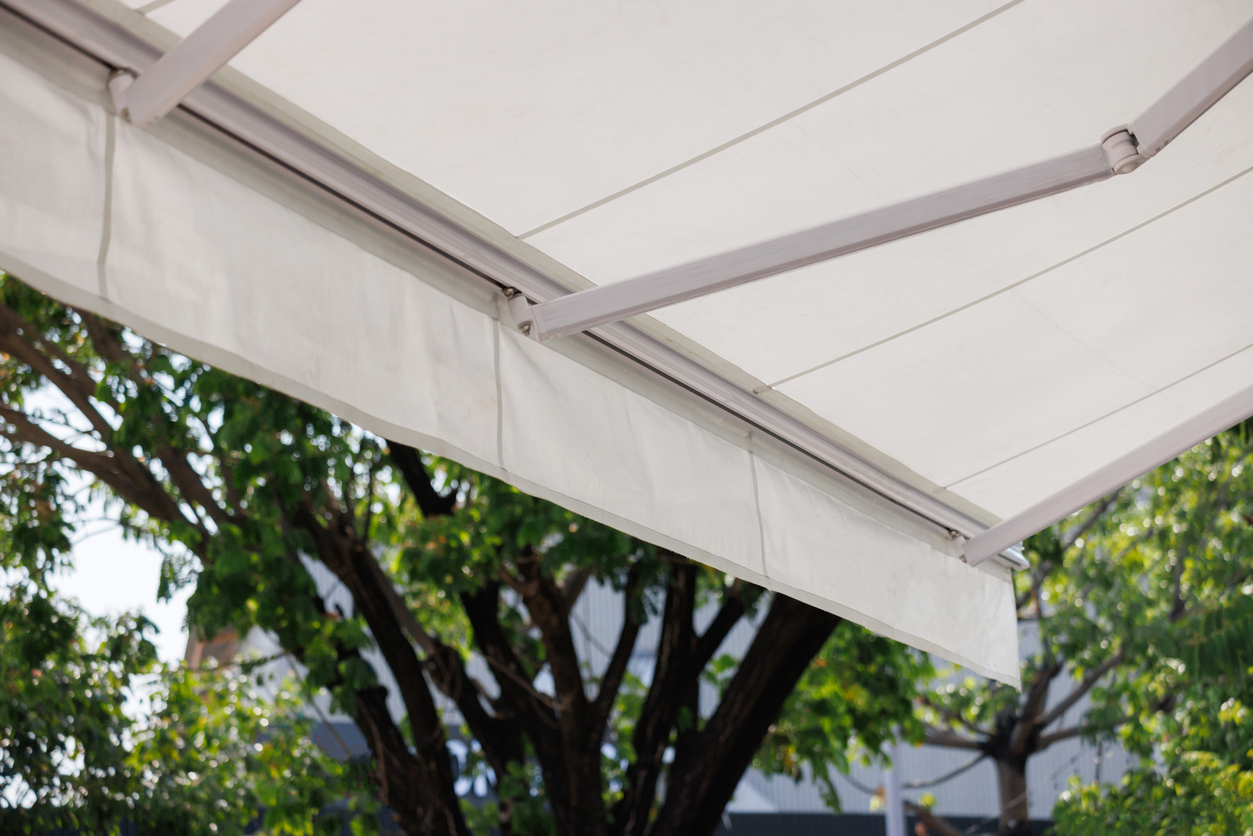 Protection solaire et esthétique : l’impact de la couleur de la toile sur l’efficacité du store banne