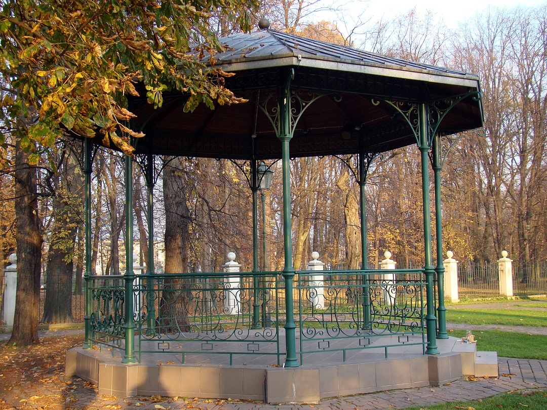 Une gloriette en fer pour créer un coin détente romantique dans votre jardin