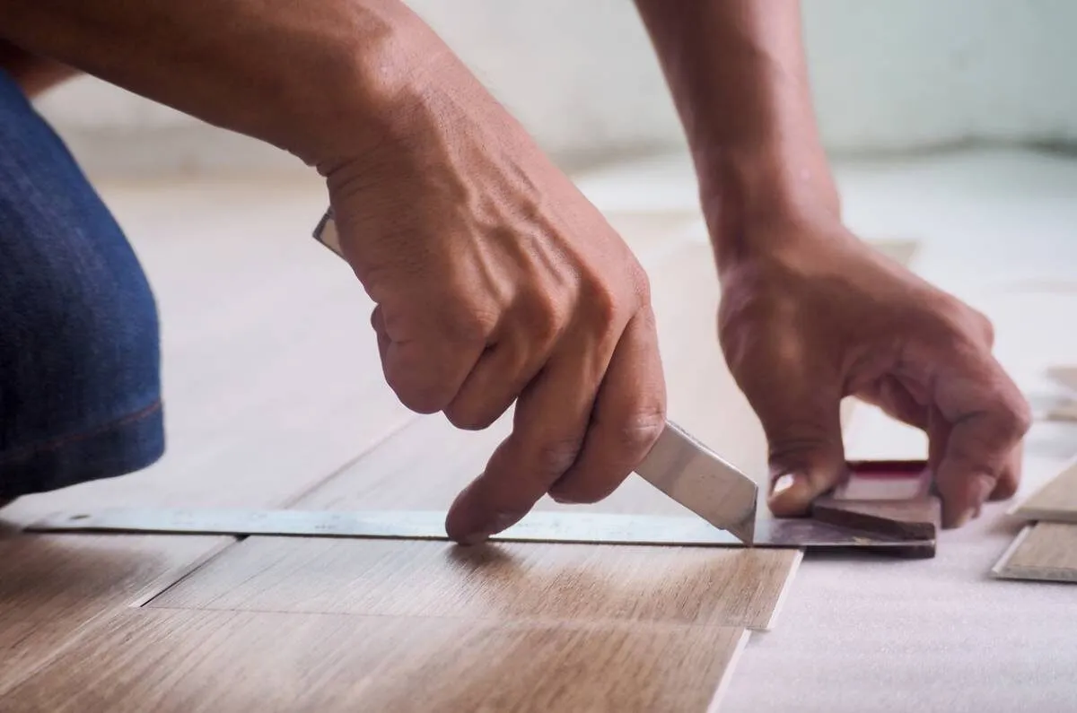 Dalles en PVC : styles, poses et astuces pour une rénovation réussie