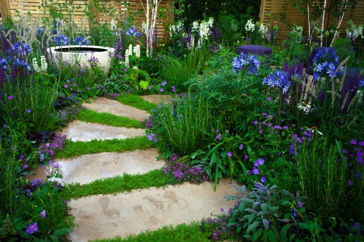 Les meilleurs matériaux pour créer une allée de jardin durable et esthétique