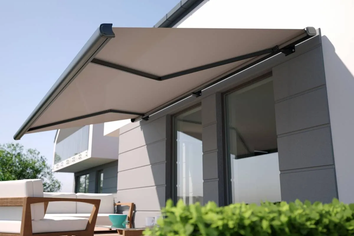 Store banne : comment trouver le style qui s’intègre parfaitement à votre déco extérieure ?