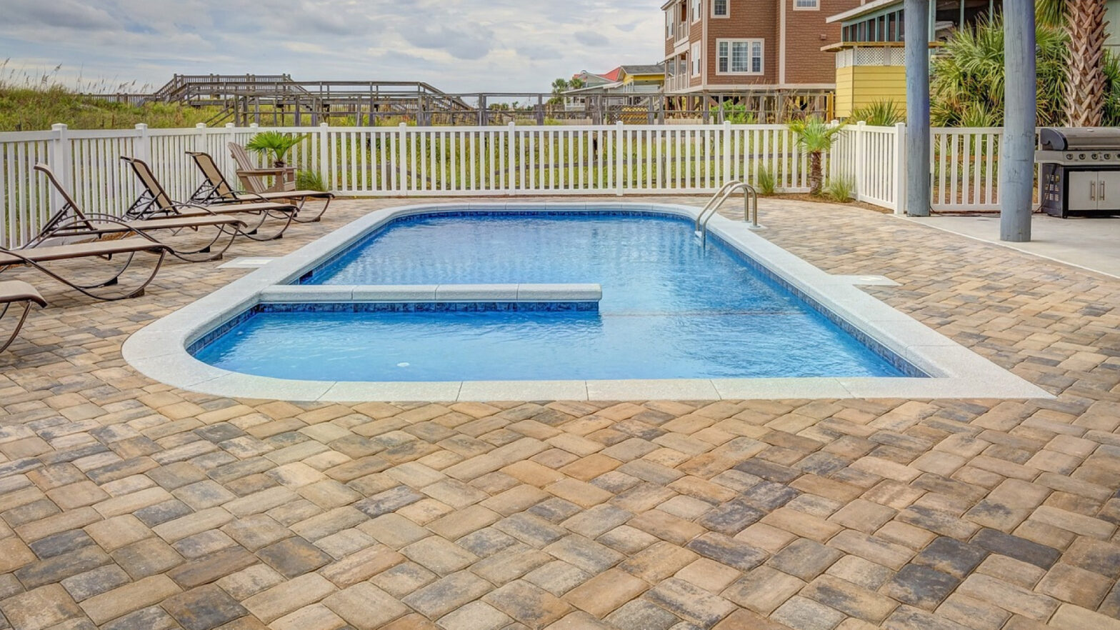 Zoom sur les avantages des carrelages antidérapants pour piscine