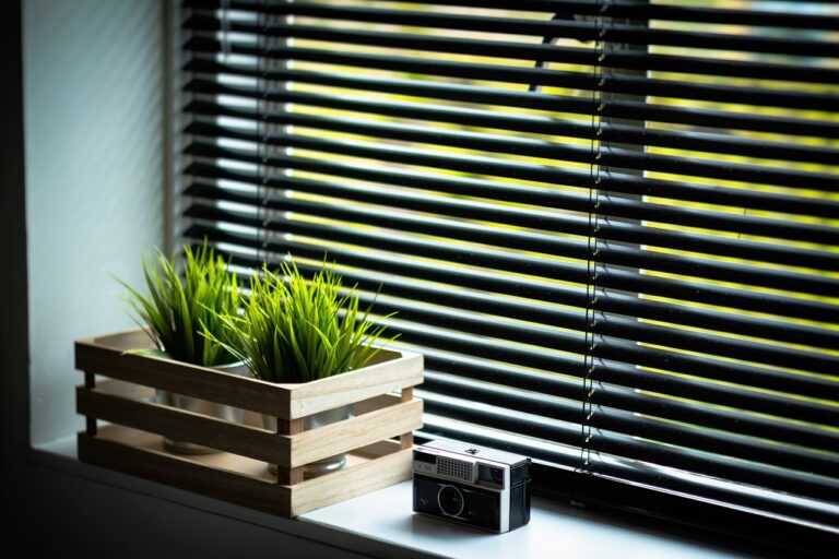 Bien choisir son store d’intérieur pour optimiser l’éclairage de son bureau
